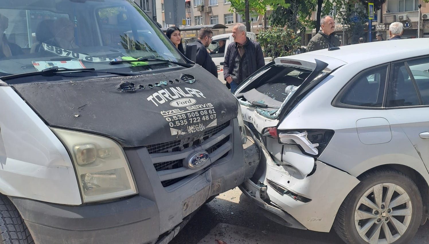Otomobil ile kamyonet çarpıştı: 3 yaralı