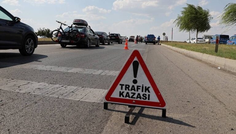 tem-otoyolunda-kaza-trafik-durdu-yaralilar-var-uQ6mcn63.jpg